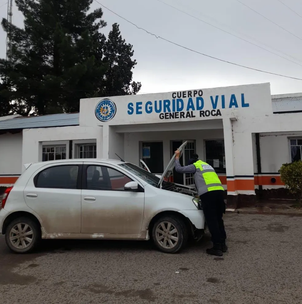 El momento en el que la policía revisa el Etios blanco que era robado. 