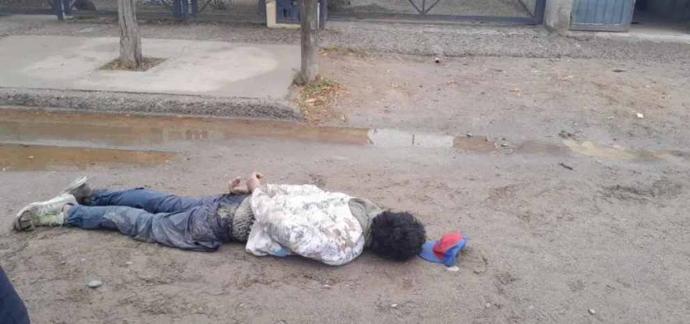 El hombre fue reducido por los vecinos cuando intentaba robar tras escapar. 