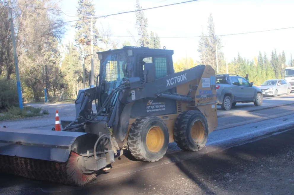 Las maquinarias se encuentran a la vera de la ruta. Foto: (Tania Domenicucci - ANRoca)
