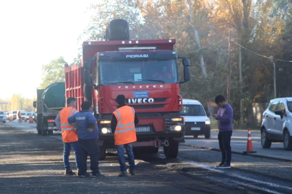 Los vehículos transitan con precaución sobre la ruta. Foto: (Tania Domenicucci - ANRoca)
