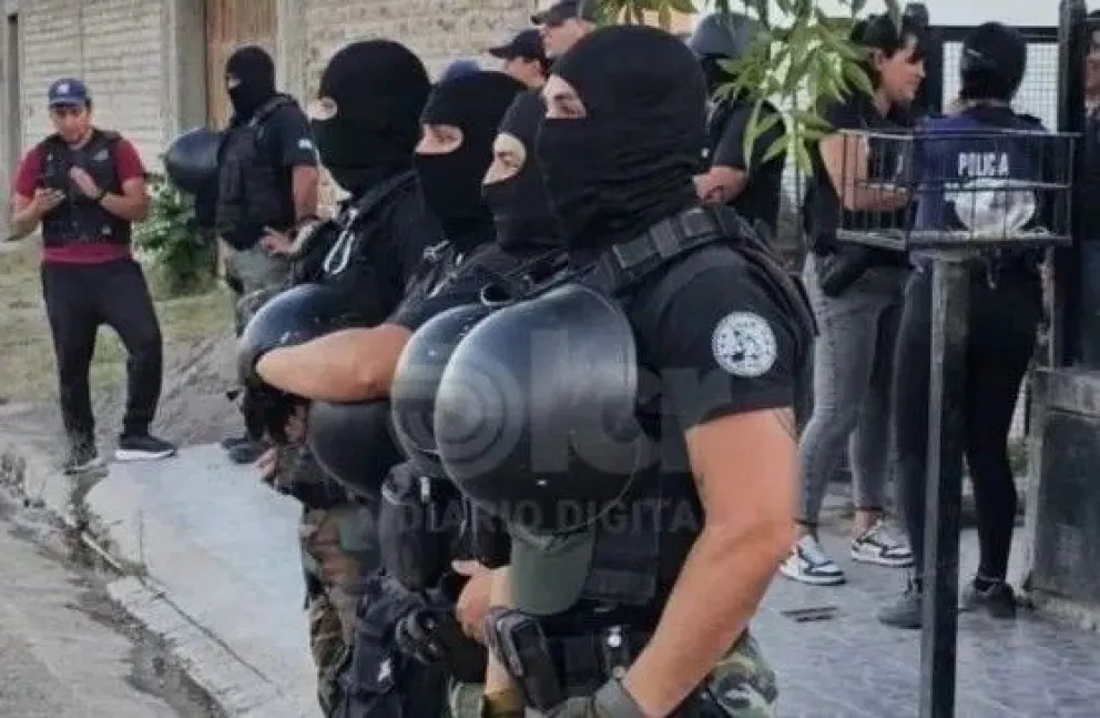 Horas después del homicidio, la policía aprehendió a los dos imputados por el hecho. (Foto archivo)