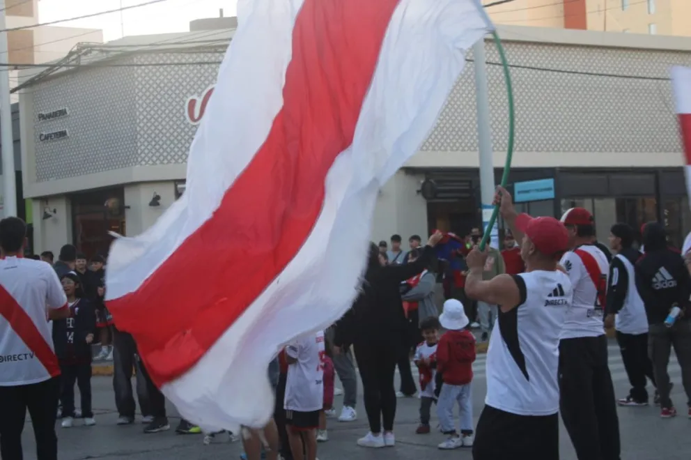 Una bandera gigante y mucha pasión en la Avenida Roca y Tucumán. Foto. Tania Domenicucci (ANRoca) 