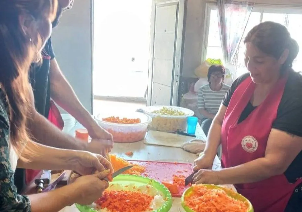 Todos los días elaboran comida para las familias más necesitadas. 