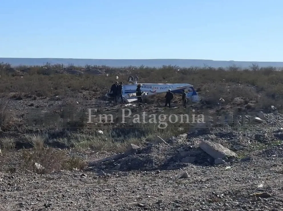 Las primeras im&aacute;genes del avi&oacute;n que protagoniz&oacute; el accidente en el aeroclub. Foto: (Gentileza Fm Patagonia)