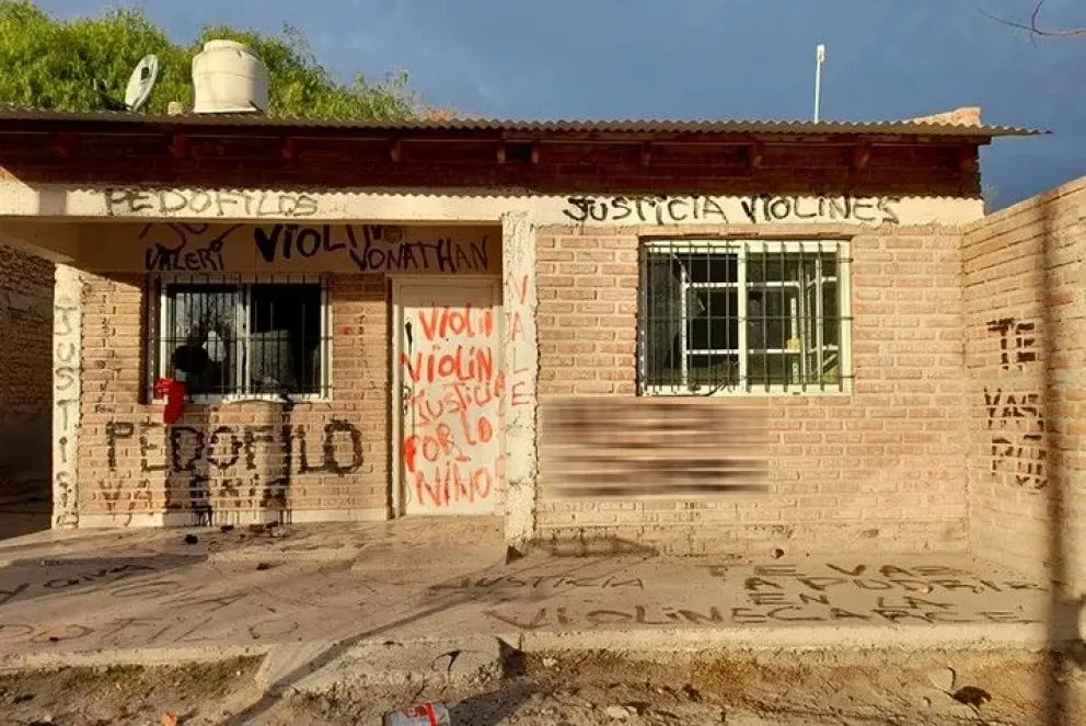 La fachada de la casa luego de que los vecinos descargaran toda su bronca en junio de 2023 luego de que se conocieran las aberraciones a las que sometían a los niños. 
