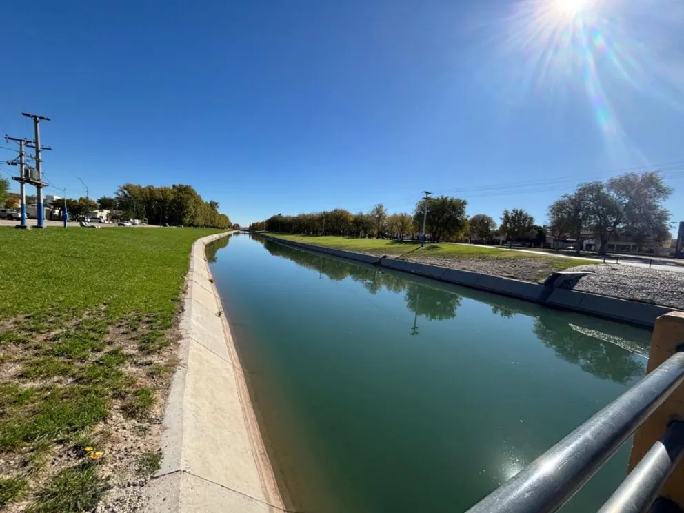 Hasta el martes 12 se realizaron trabajos de reparación del Canal Grande en Roca. (Foto ANR)