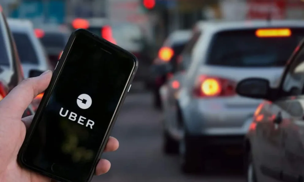 Hay protestas de taxistas contra la decisión. 