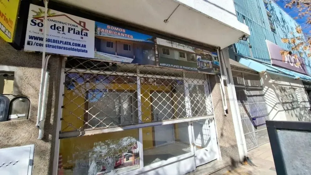 Las oficinas cerraron sin previo aviso. "Ahora es una constructora fantasma" se quejaron las familias. Foto(Cipo360)