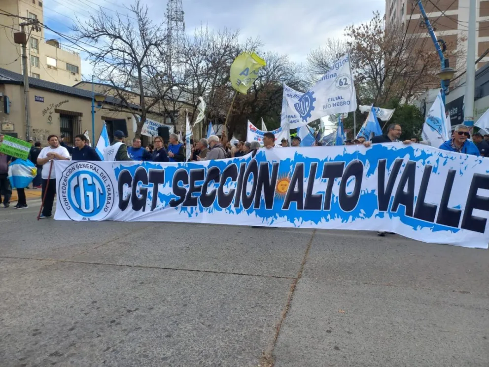 Los sindicatos se instalaron en el centro de la ciudad con una enorme bandera . Foto. Tania Domenicucci (ANRoca)