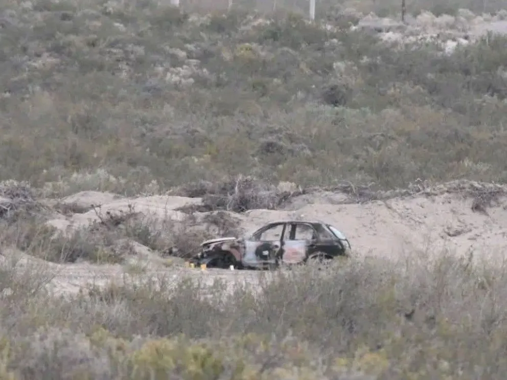 El auto incendiando es el Suzuki Fun que pertenecía a Tomás Dobra de la Canal. Foto (Gentileza).