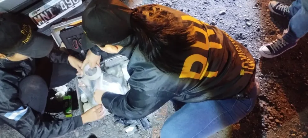 El conductor de 24 años de edad  y su acompañante de 32 años, quedaron involucrados en una causa  por delito “transporte de estupefacientes”.