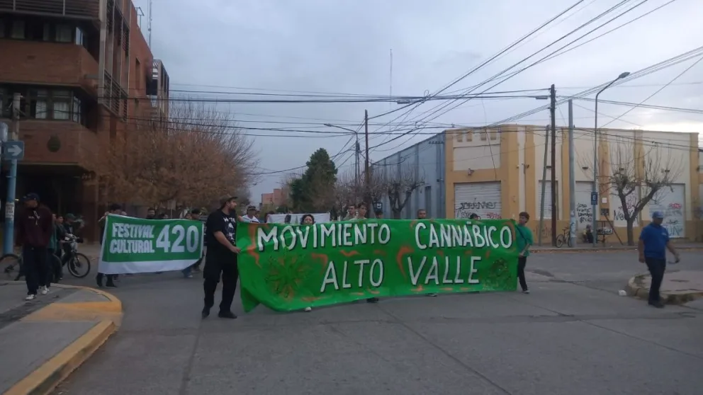 La marcha se realizó por las calles de Roca y hubo actividades en la plaza San Martin .