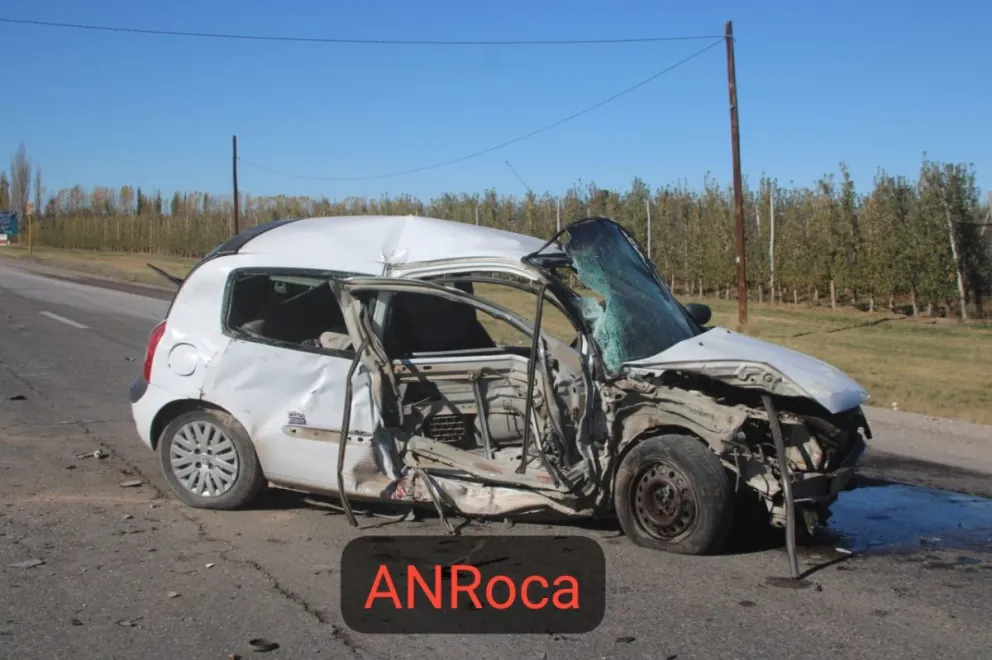 El Renault Clio terminó muy dañado y sobre la ruta. Foto ANRoca. Tania Domenicucci 