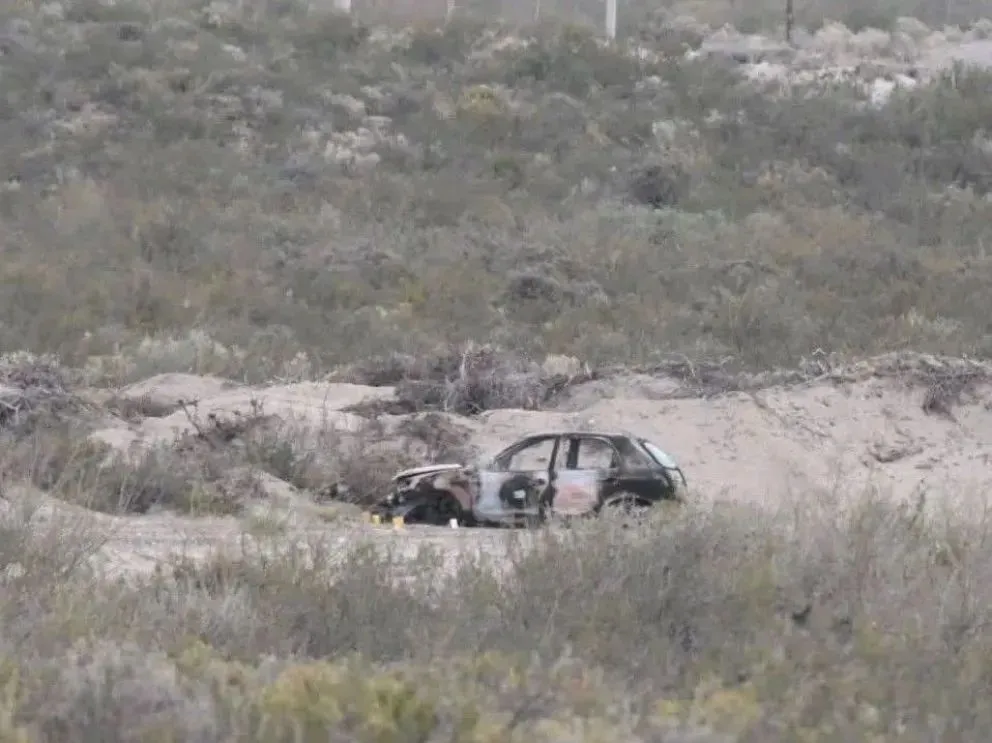 Las pericias se realizan sobre el auto incendiado. Foto: (Gentileza)