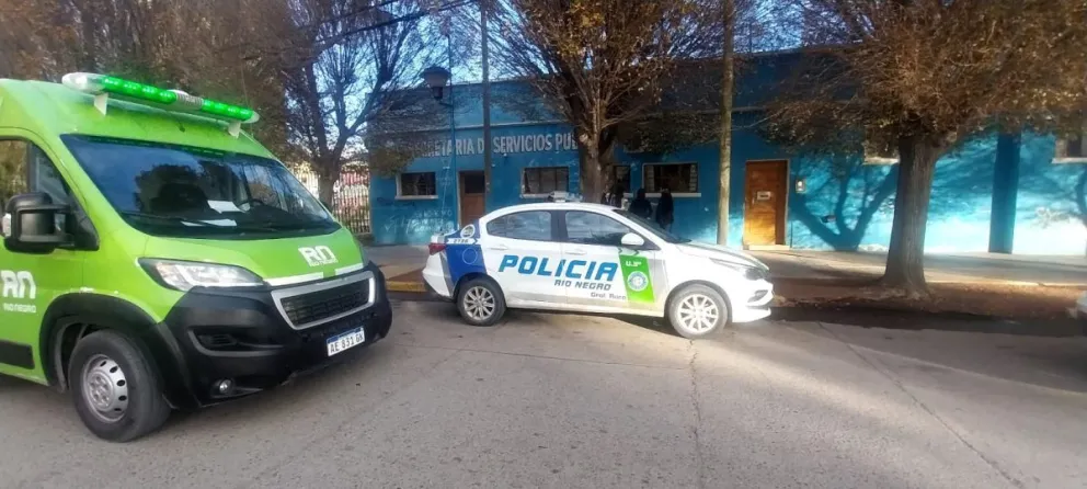 Un equipo del SIARME llegó al lugar para atender a la mujer y luego trasladarla al hospital. Foto. ANRoca 