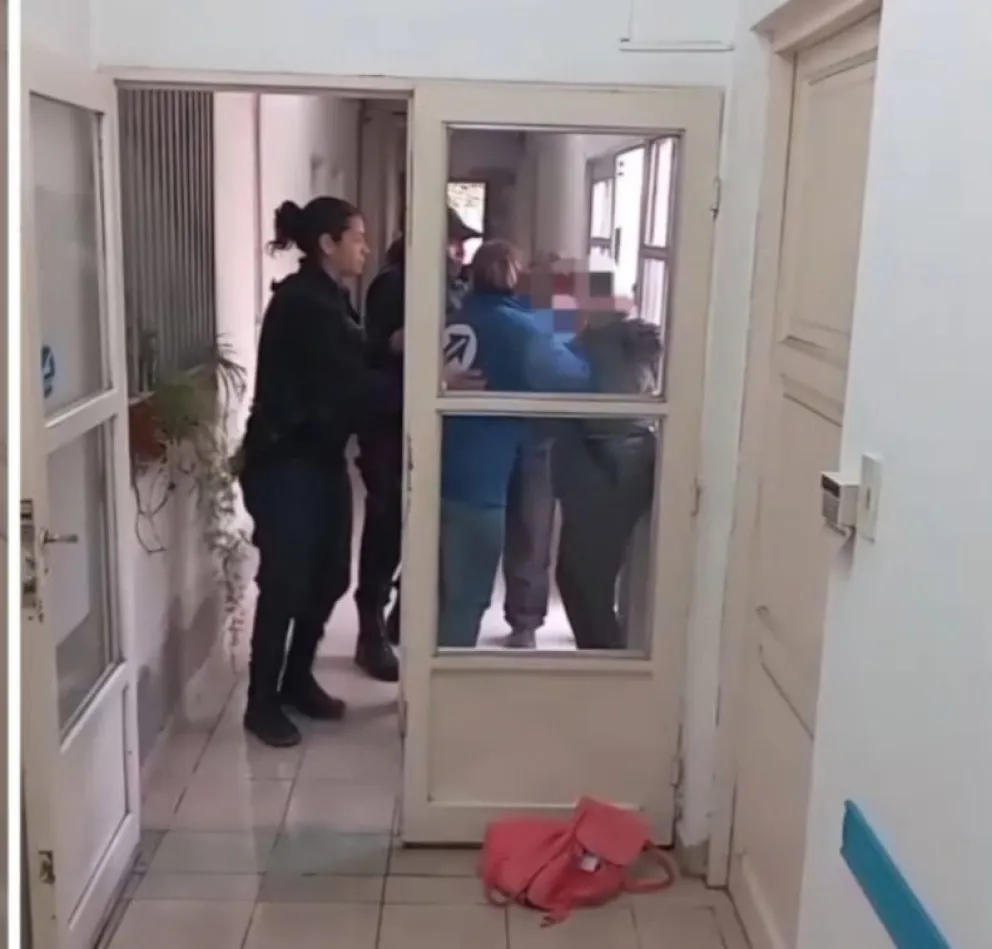 Roció con nafta la puerta del despacho de su jefe y amenazó con prenderse fuego en Roca 