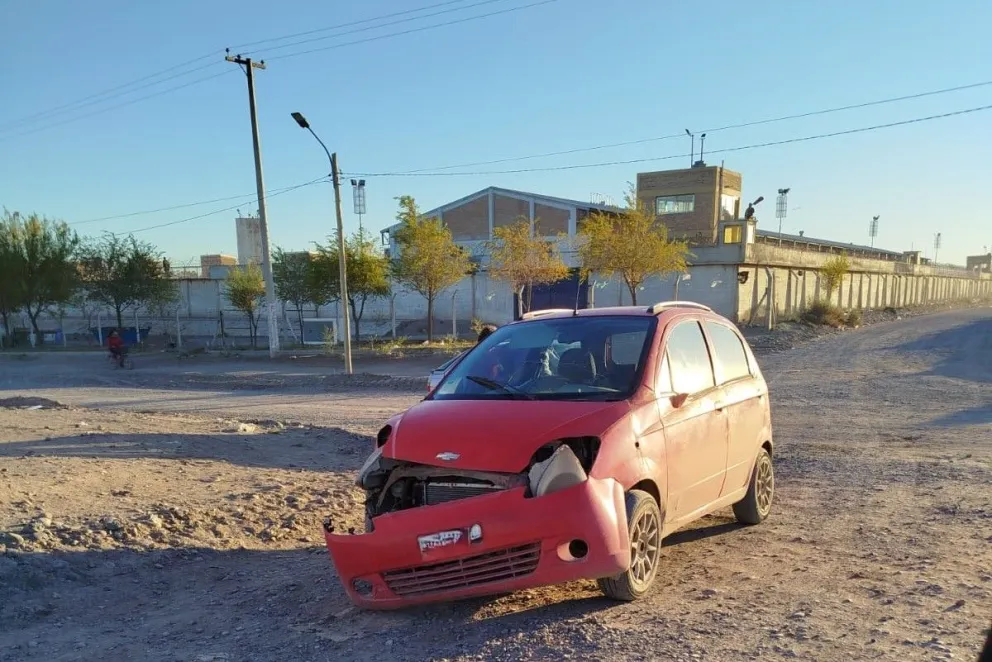 El choque ocurrió cerca de las 18 e involucró a un Chevrolet Spark y un Renault 9. (Foto ANRoca)