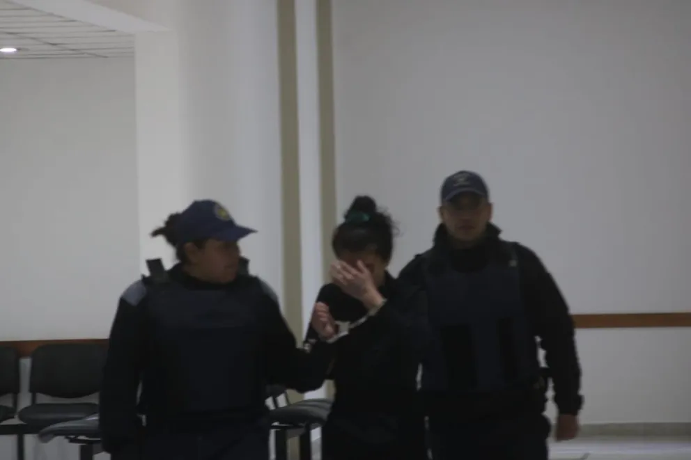 La imputada llegó a Sala 2 de Ciudad Judicial, esposada y con custodia policial. Foto: (Tania Domenicucci - ANRoca)
