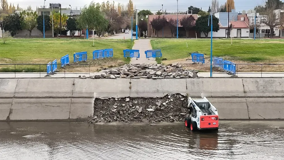Los trabajos se realizan en Gelonch y Fleming. Foto. Municipio Roca 