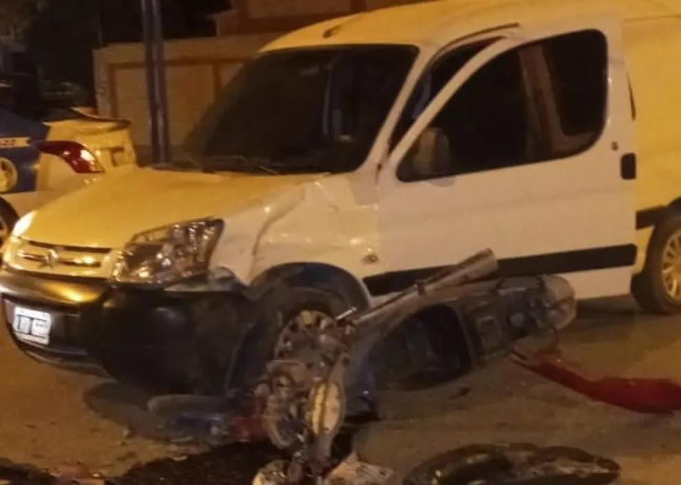 El rodado menor quedó bajo la camioneta. Foto: (Gentileza)