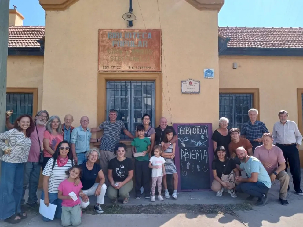 Un grupo de personas sumó esfuerzo y compromiso para reabrir la histórica biblioteca de Stefenelli. Foto (Facebook).