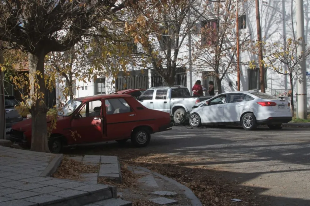 Un policía que se dirigía a su trabajo, fue uno de los involucrados en el siniestro. (Foto Tania Domenicucci- ANRoca)