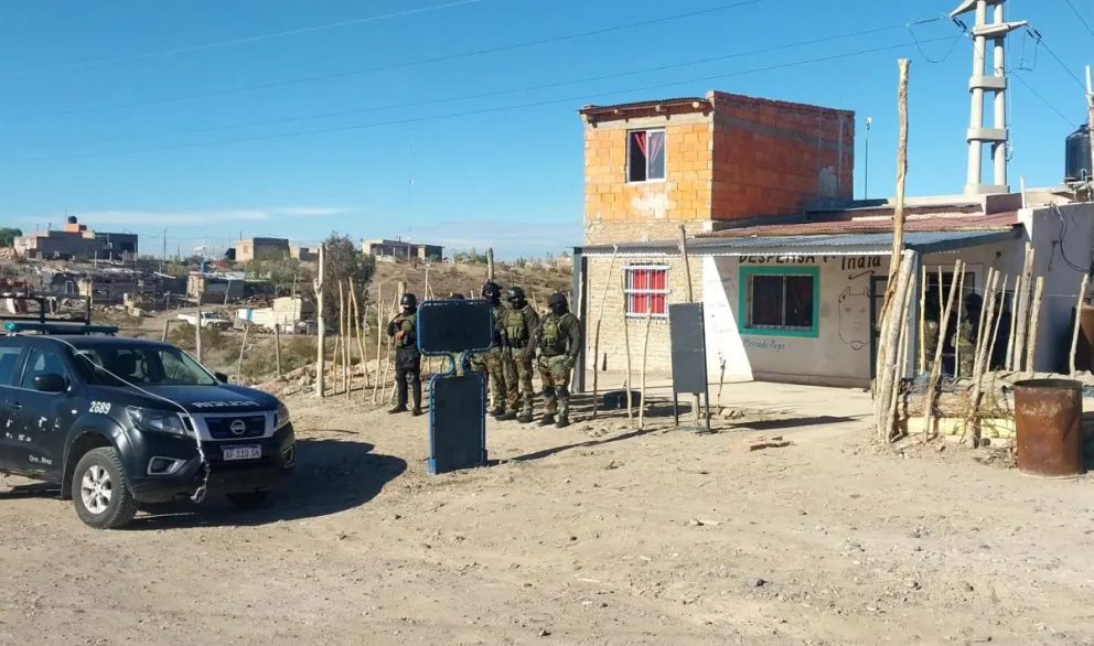 La despensa allanada está en la calle Rio Negro a metros del inicio de las defensas aluvionales en una toma de tierras.  
