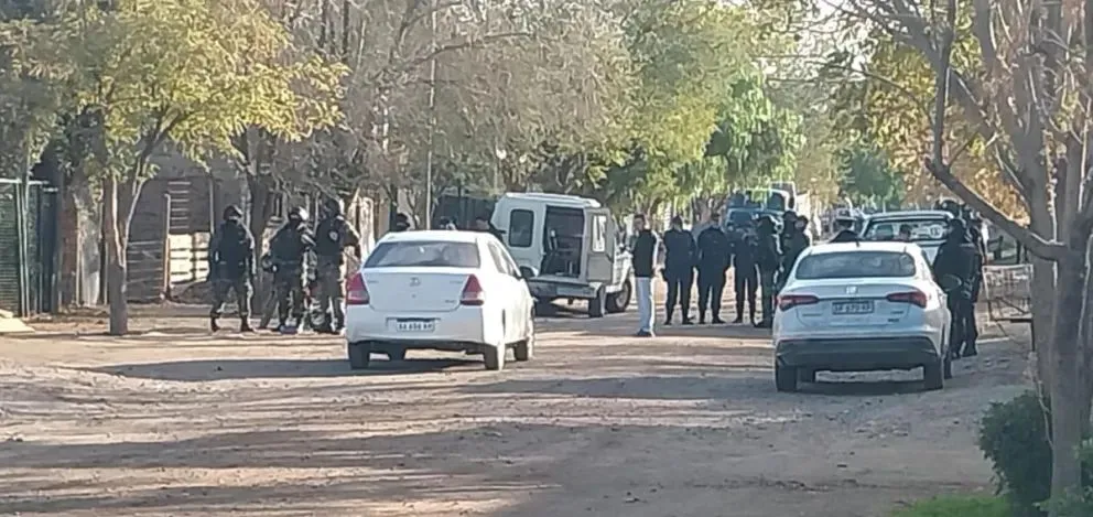 Durante los procedimientos se secuestraron armas, celulares y prendas que serán analizadas como posibles pruebas en la causa por el homicidio de Julián Dobra. (Foto ANRoca)