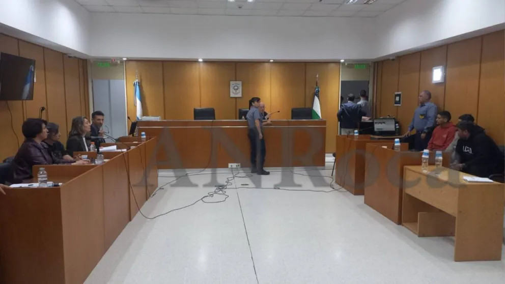 A la sala 5 ingresaron tres de los cinco detenidos para la audiencia por el brutal crimen de Julián Dobra. (Foto Tania Domenicucci- ANRoca)