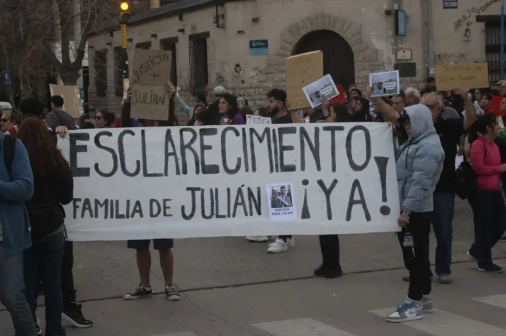 En paralelo a la audiencia de formulaci&oacute;n de cargos contra los cinco acusados, se hizo una marcha por Justicia. (Foto Tania Domenicucci- ANRoca)