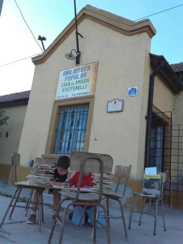 La bibloteca vuelve a ser centro de reunión, esta vez con el despliegue de la Feria del Anden, que además será solidaria. (Foto: Archivo)