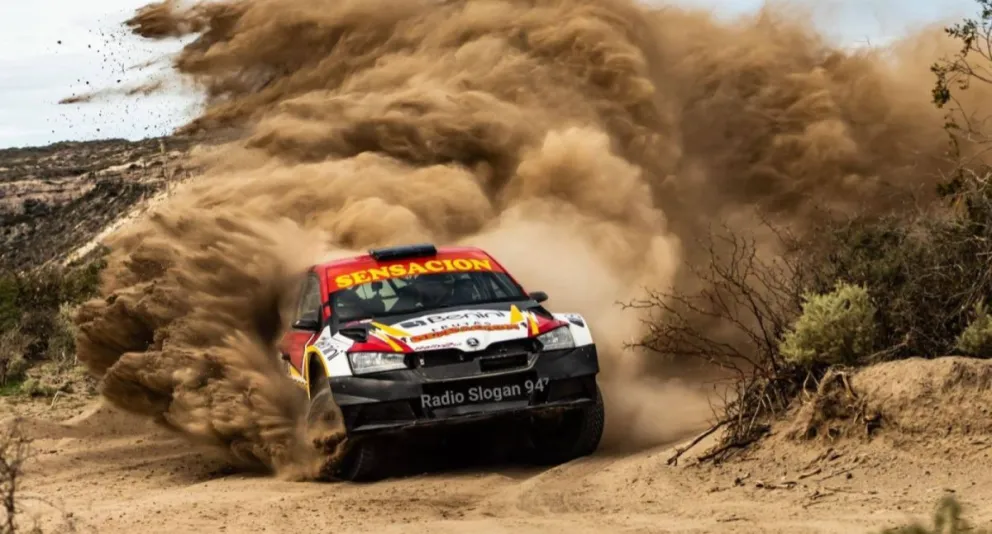 Acelerando en una curva para ganar tiempo y lograr imponerse. Foto: Radio Slogan