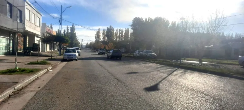 La bajada del puente es donde más toman velocidad los vehículos, para llegar al semáforo en verde. Foto: (ANRoca)