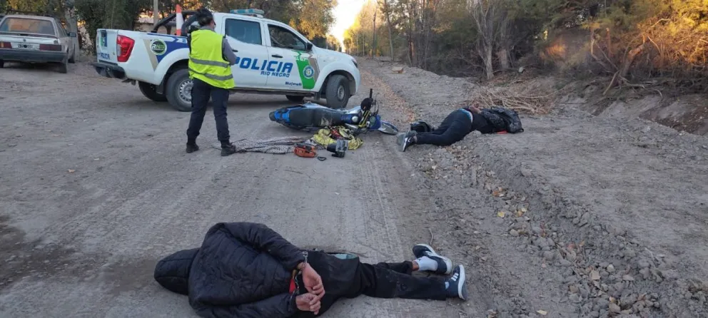 Reducidos y el piso, así terminaron éstos dos delincuentes en Stefenelli. 