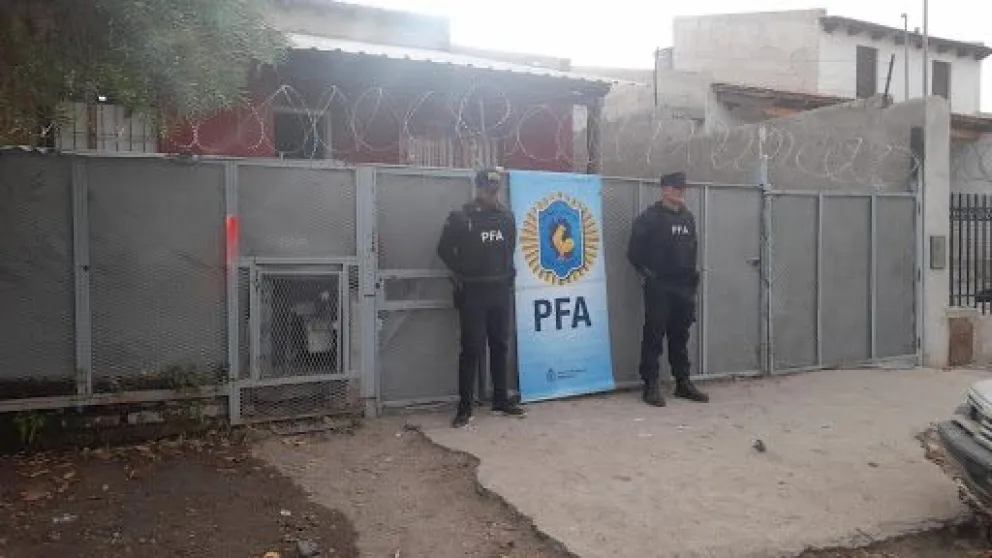 De la vivienda secuestraron dosis de clorhidrato de cocaína. (Foto Policía Federal Argentina)