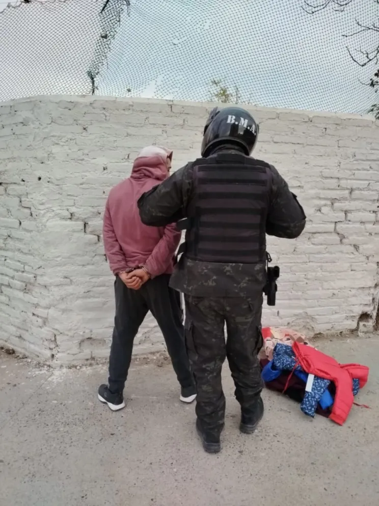 El hombre de 37 años se llevaba camperas de niñas y otras prendas luego del robo. 