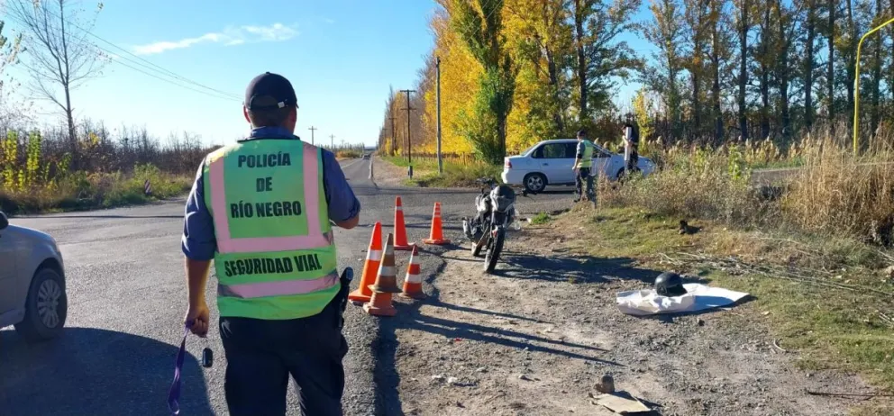 El Cuerpo de Seguridad Vial de la Policía de Rio Negro de Allen intervino en el lugar del accidente. Foto. ANRoca 