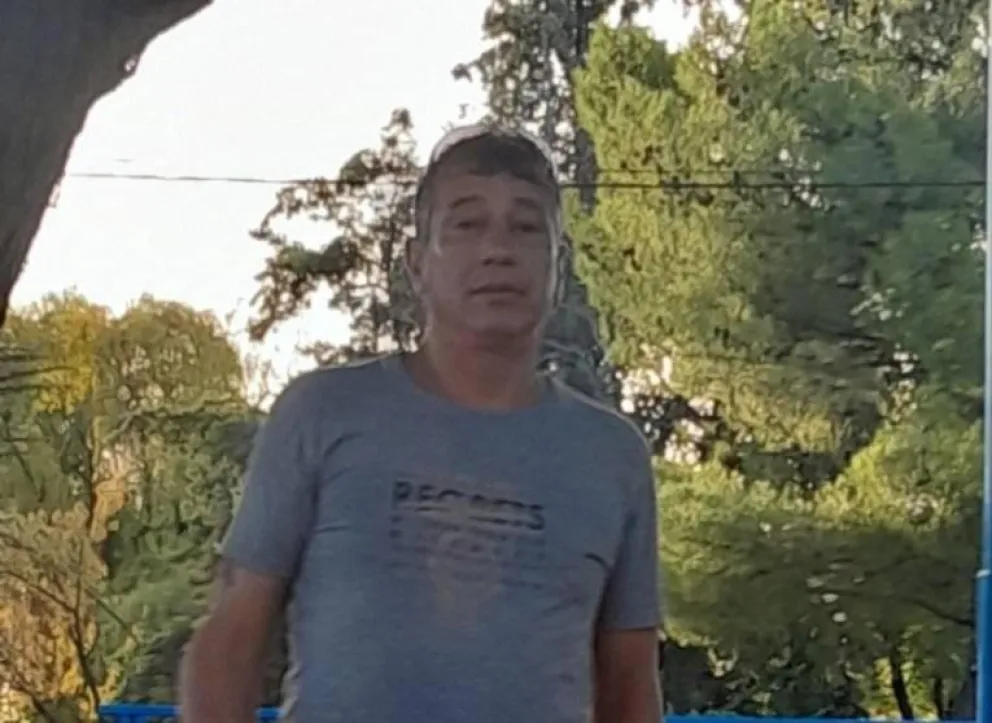 Diego tiene 47 años, varios tatuajes y su familia está muy  preocupada. 