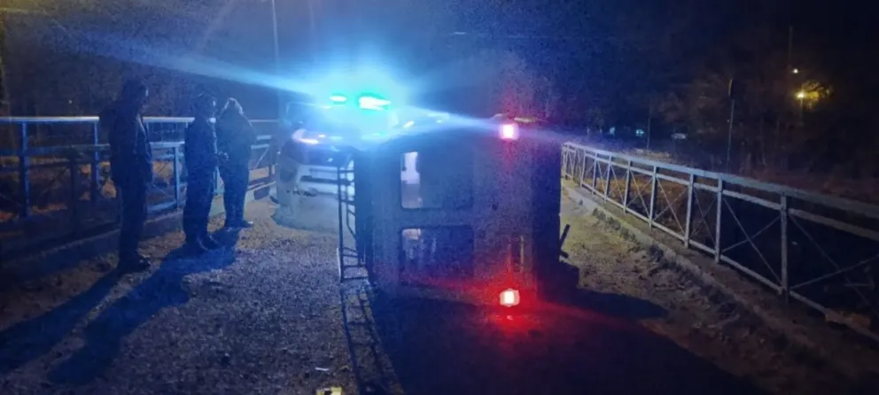 El vuelco fue después de las 6 en el puente de la calle Darwin. 