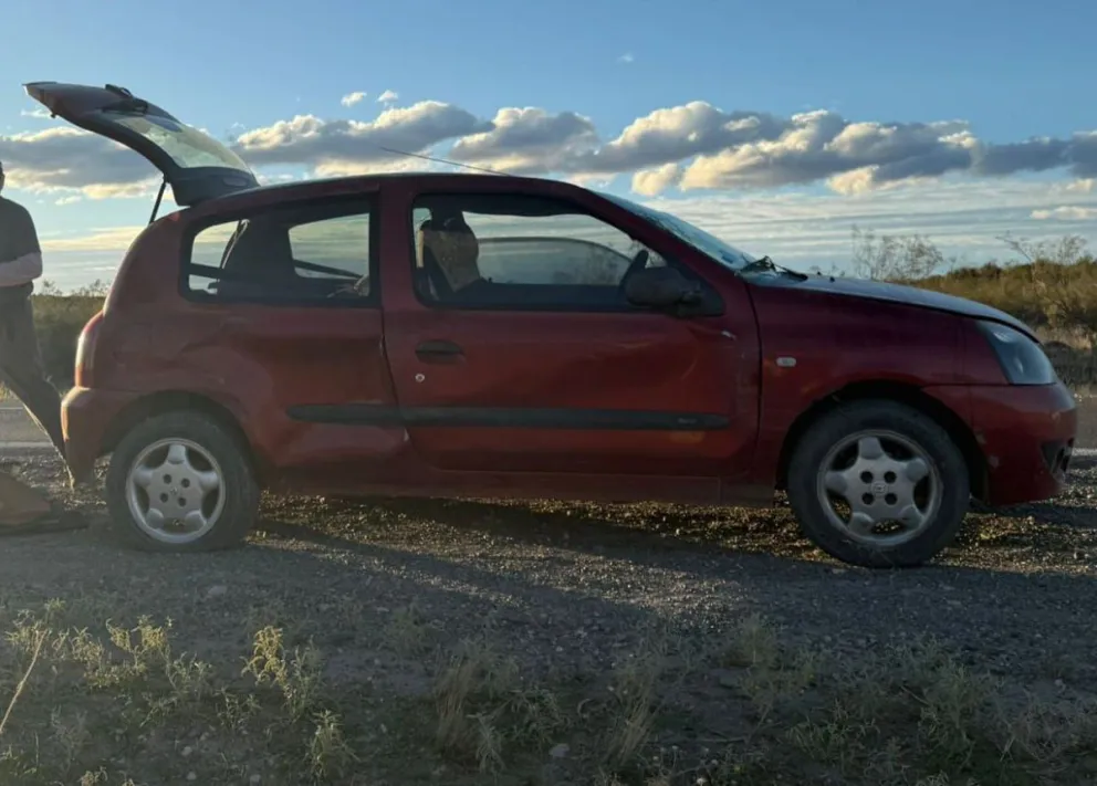 El estado del vehículo tras volcar en la ruta 22. 