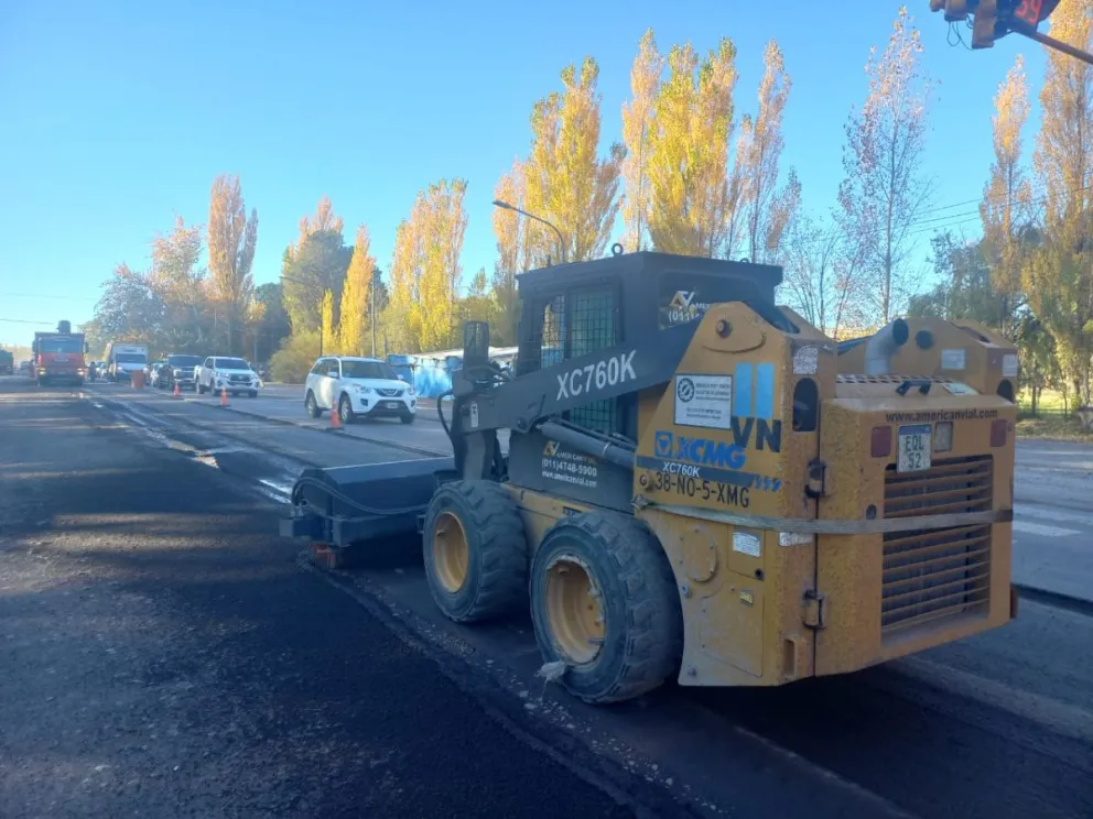 Continúan los trabajos sobre la Ruta Nacional 22 en la zona de Stefenelli. Foto: (Tania Domenicucci - ANRoca)
