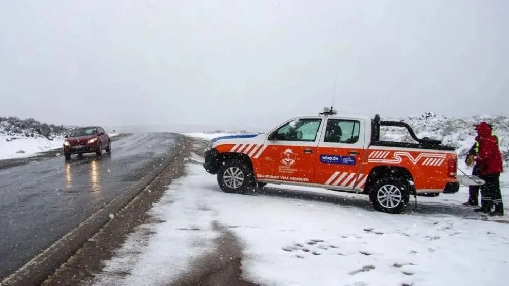 El Peugeot 206, donde viajaba la familia de Cipolletti, permanece todavía en la ruta. | Foto Defensa Civil Neuquén