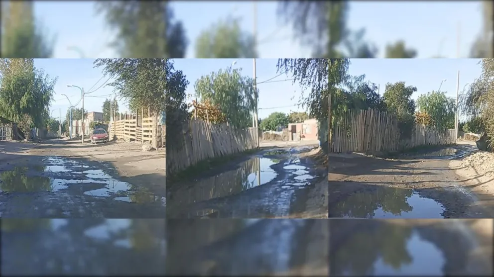 Con la presencia de agua, los pozos se convierten en grandes charcos que complican a quienes transitan por el barrio. 
