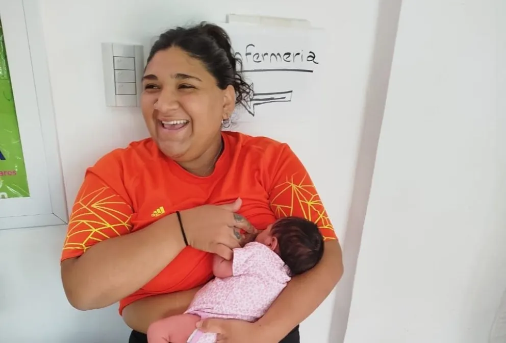 Madres se acercan a donar y a bridar una ayuda a los que más necesitan. 