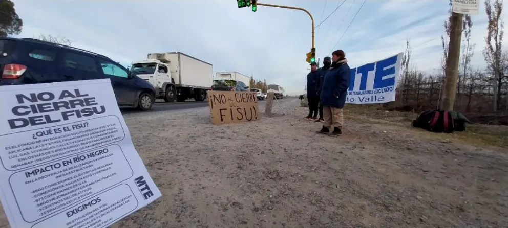 Organizaciones sociales se manifiestan contra el cierre del FISU en distintos puntos de Río Negro. (Fotos ANROCA)