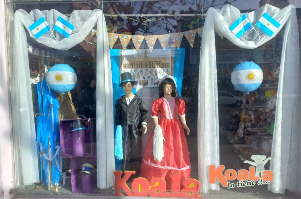 Las vidrieras toman color patrio y exhiben lo más buscado en estas fechas. Foto: (Tania Domenicucci - ANRoca)
