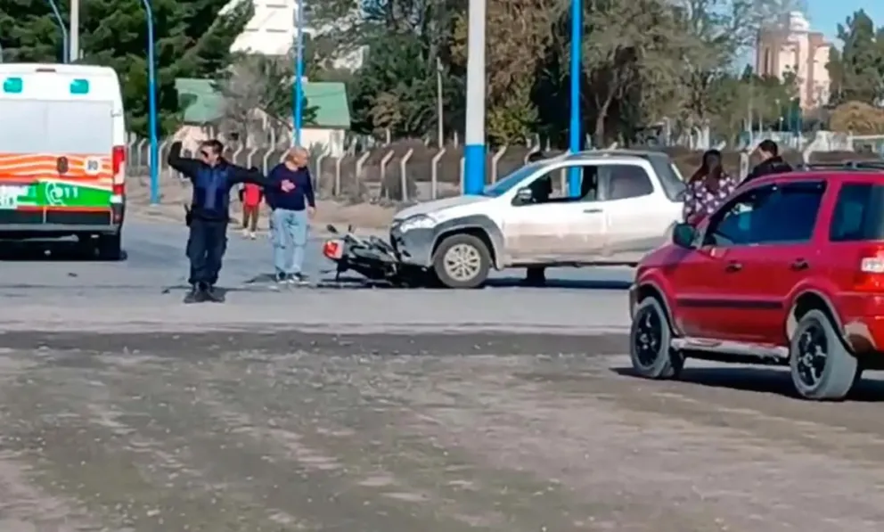 La moto quedó debajo de la camioneta. 