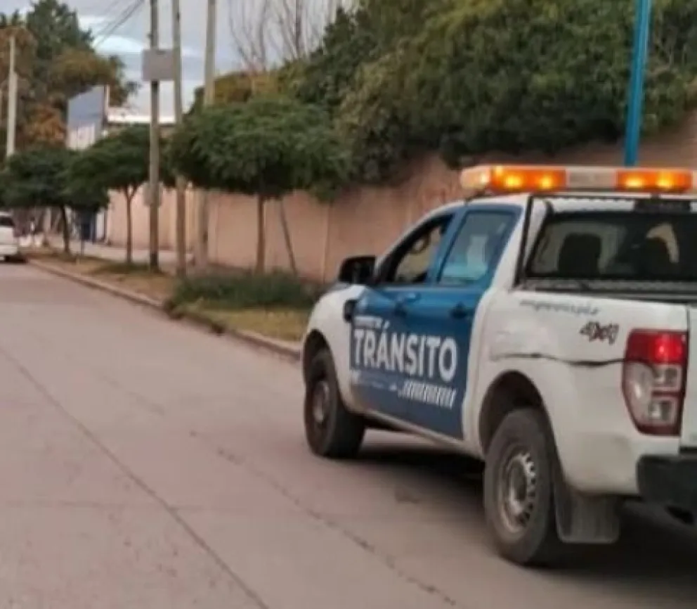 La camioneta municipal fue atacada con un aerosol negro. 