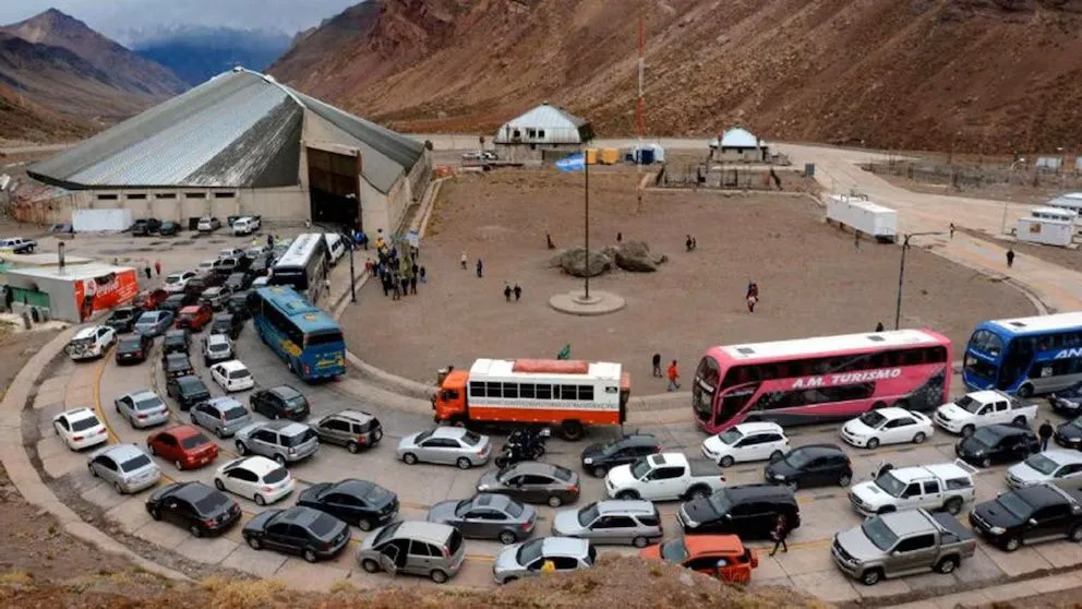 La diferencia en precios de productos electrónicos ha sido un factor clave para los argentinos que viajaban a Chile en busca de ofertas. Foto (Infobae).