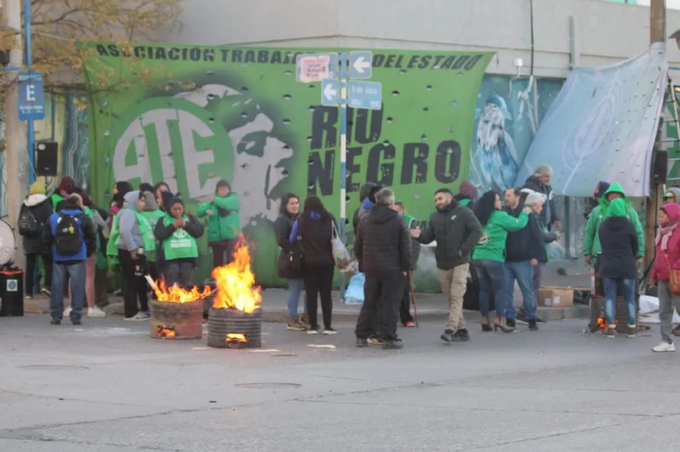 El gremio movilizará durante esta mañana en Roca, Viedma y Bariloche. Foto: (Tania Domenicucci - ANRoca)
